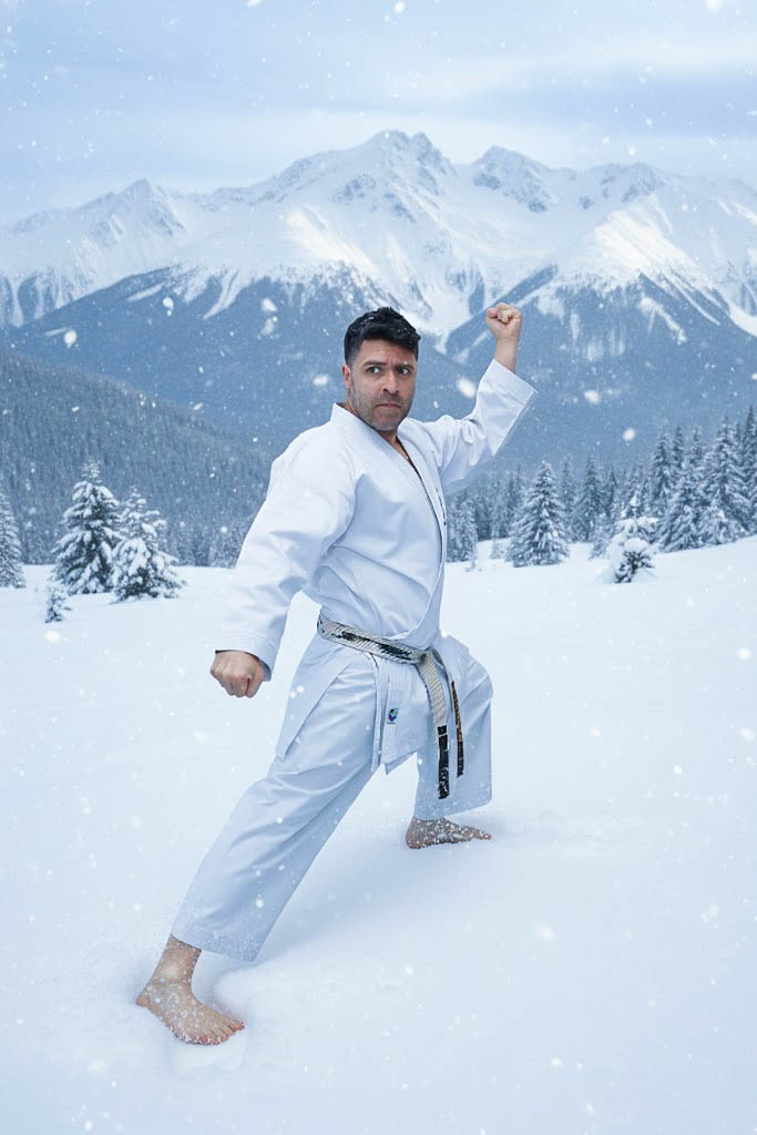 Sergio Martínez practicando karate en la nieve